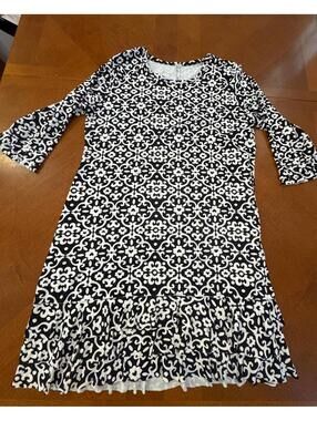 Lulu b Black and White Patterned Dress with Ruffle Hem Size Large